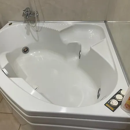 2025 Avi Jacuzzi For A Family With Kids Warna