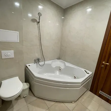 Apartment 2025 Avi Jacuzzi For A Family With Kids Warna